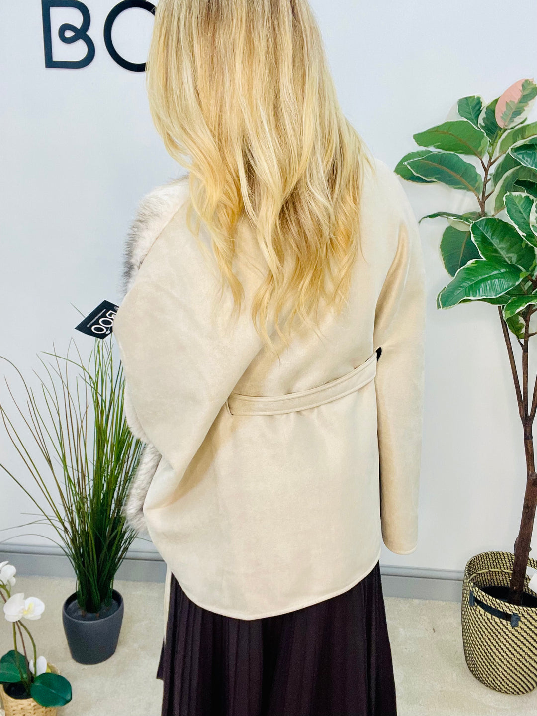 LADIES CREAM BEIGE FAUX FUR FASHION CAPE