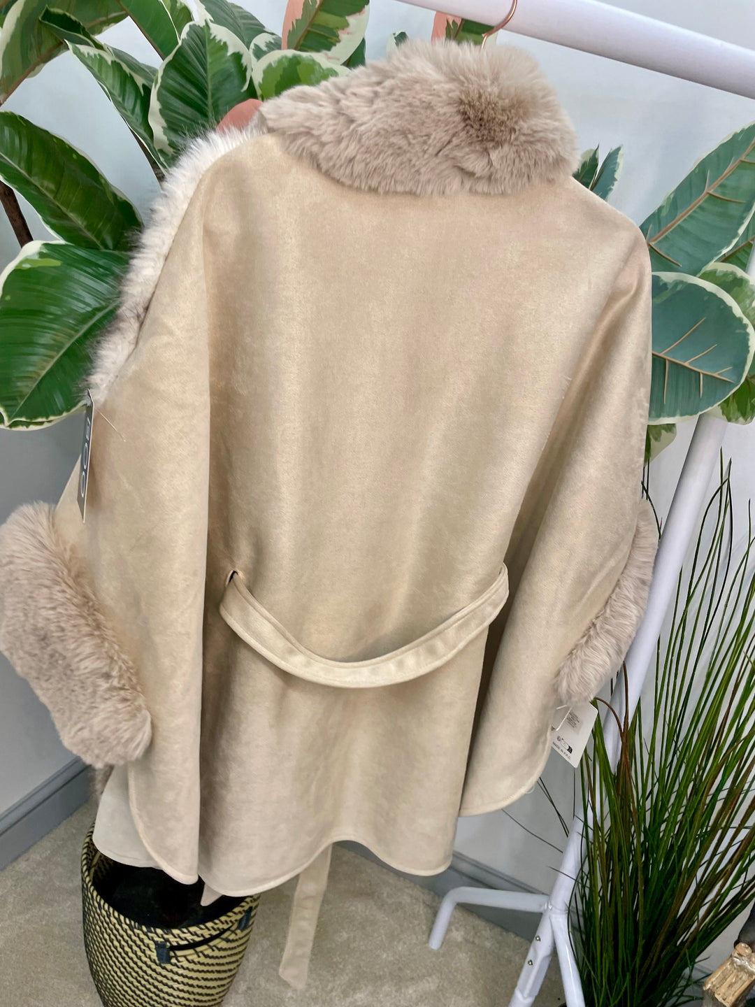LADIES CREAM BEIGE FAUX FUR FASHION CAPE