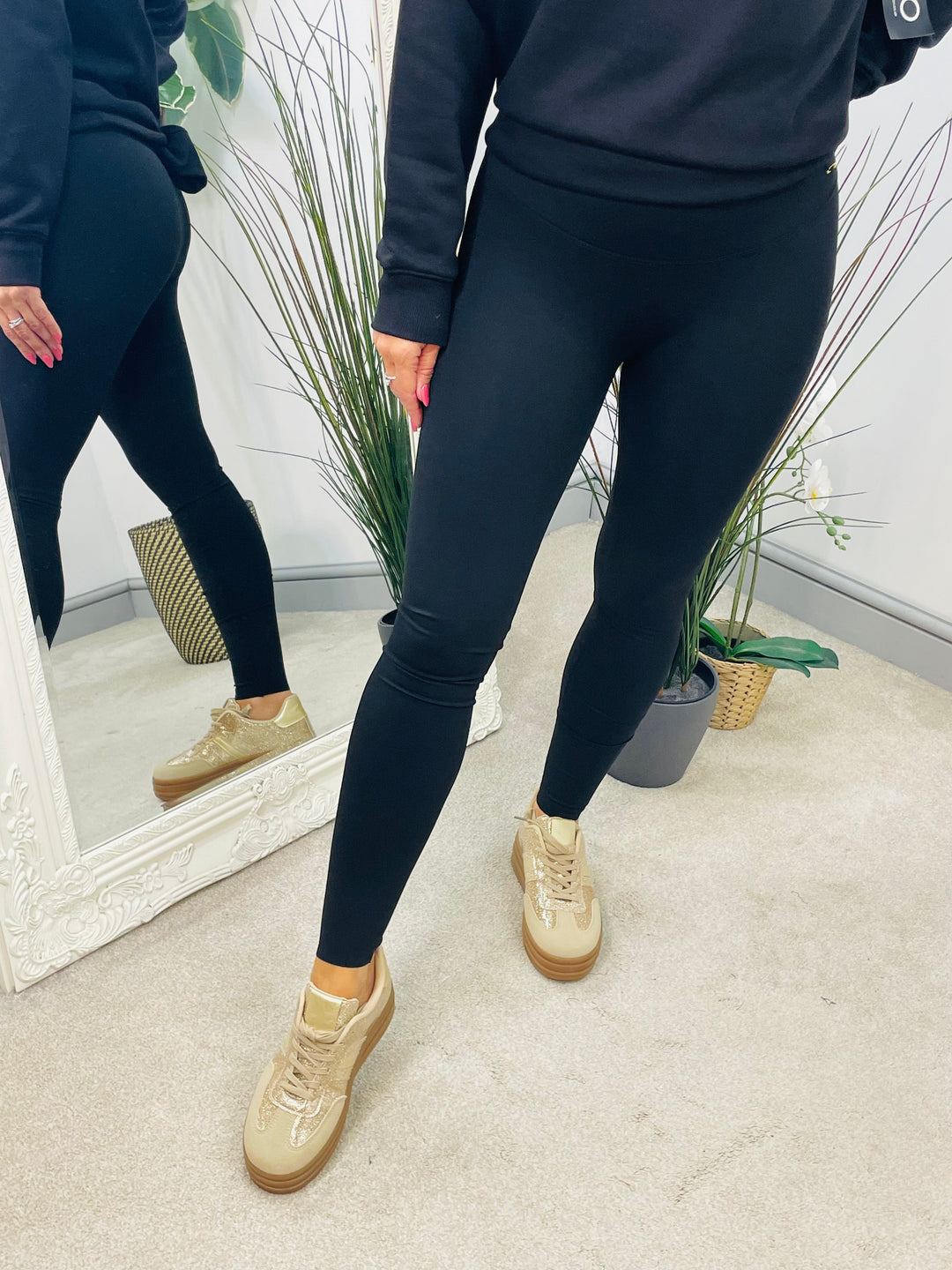 The SALVIA black energy leggings