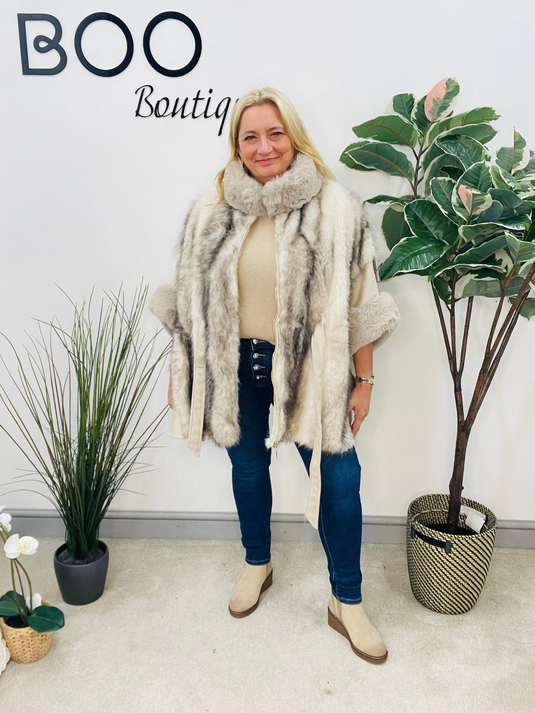 LADIES CREAM BEIGE FAUX FUR FASHION CAPE