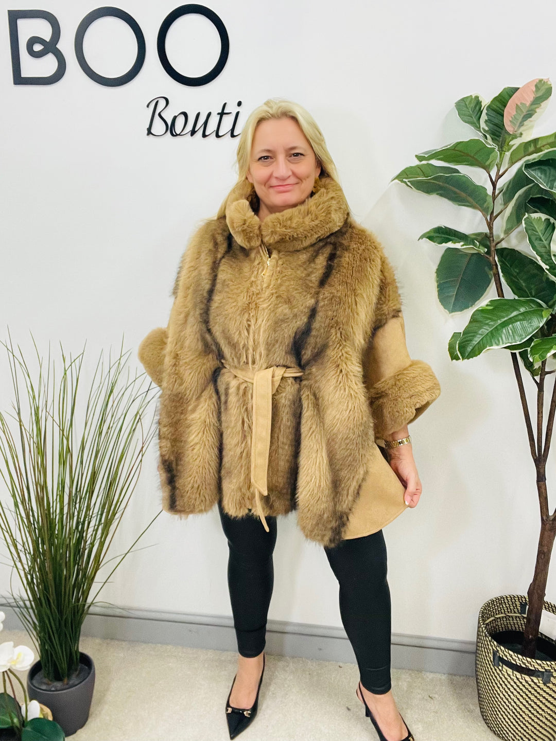 The MITZY faux fur cape - 3 colours!