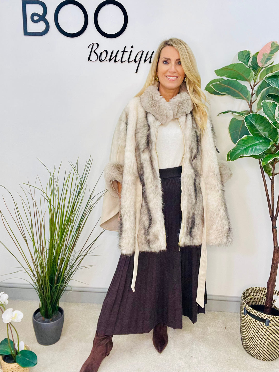LADIES CREAM BEIGE FAUX FUR FASHION CAPE