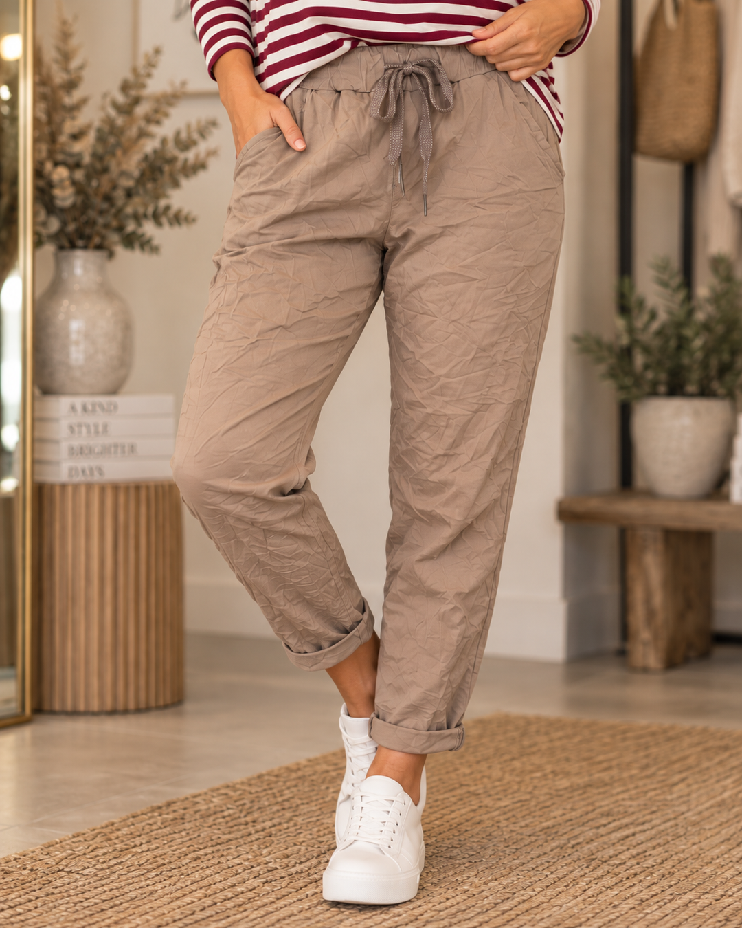 Women’s Stretch Crinkle Magic Trousers beige mocha