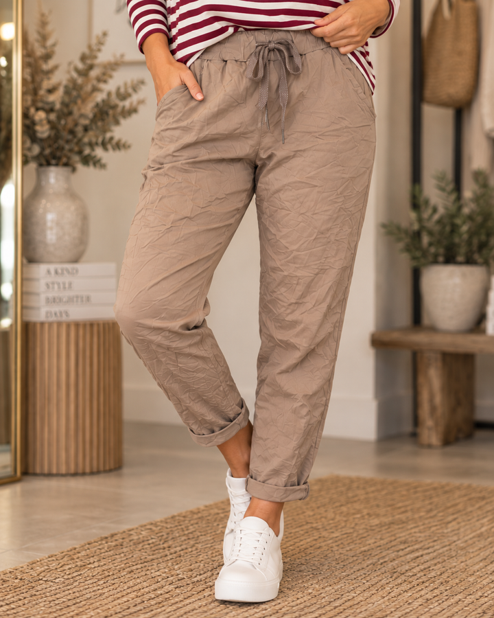 Women’s Stretch Crinkle Magic Trousers beige mocha