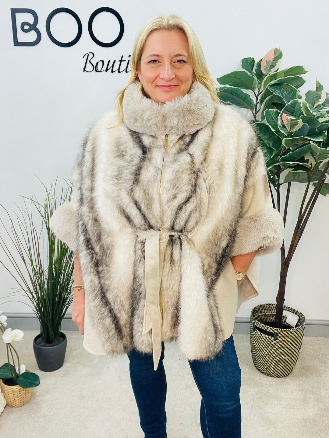 LADIES CREAM BEIGE FAUX FUR FASHION CAPE