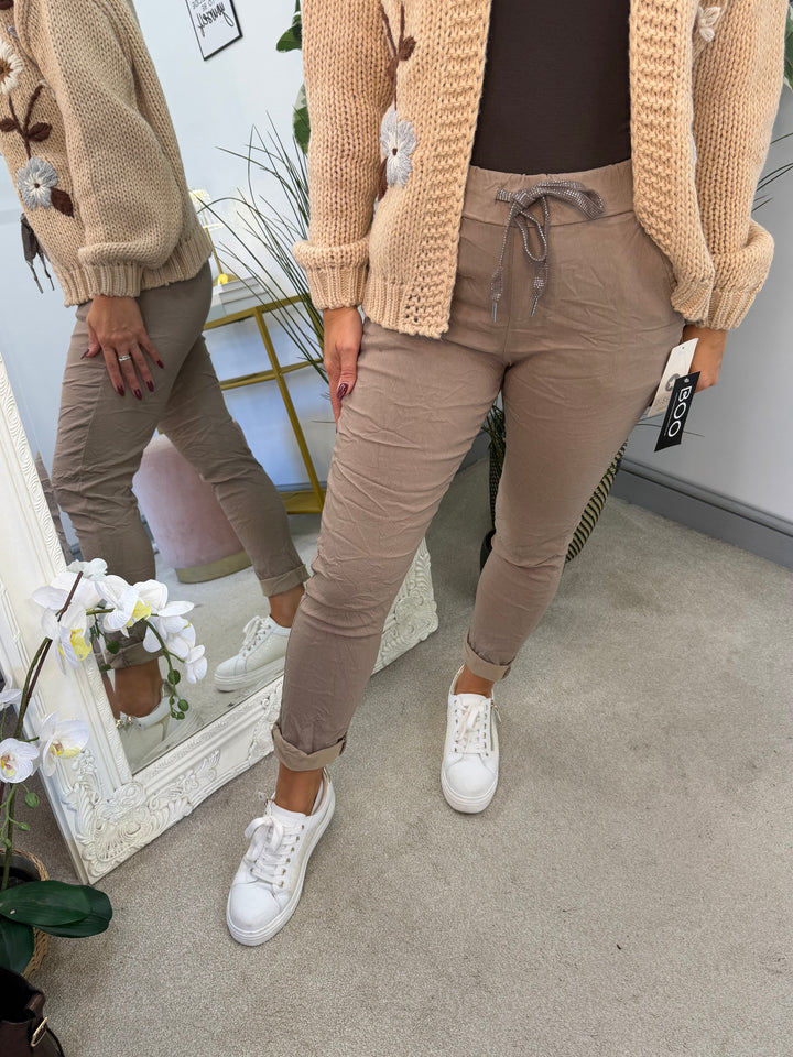 Women’s Stretch Crinkle Magic Trousers mocha beige