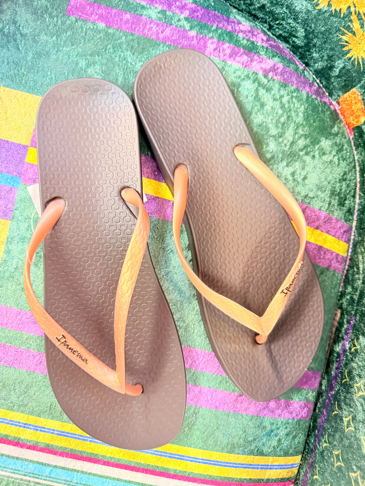 Ladies Ipanema Flip Flops - Black & Beige
