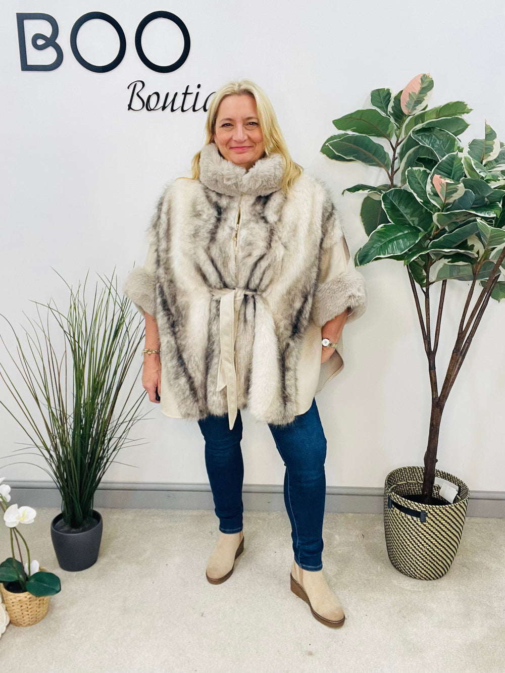 LADIES CREAM BEIGE FAUX FUR FASHION CAPE