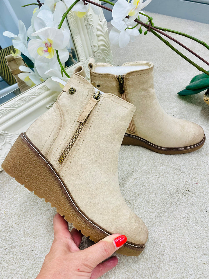 LIGHT BEIGE MID WEDGE HEEL BOOTS ( 1986 ) sizes 3 to 8