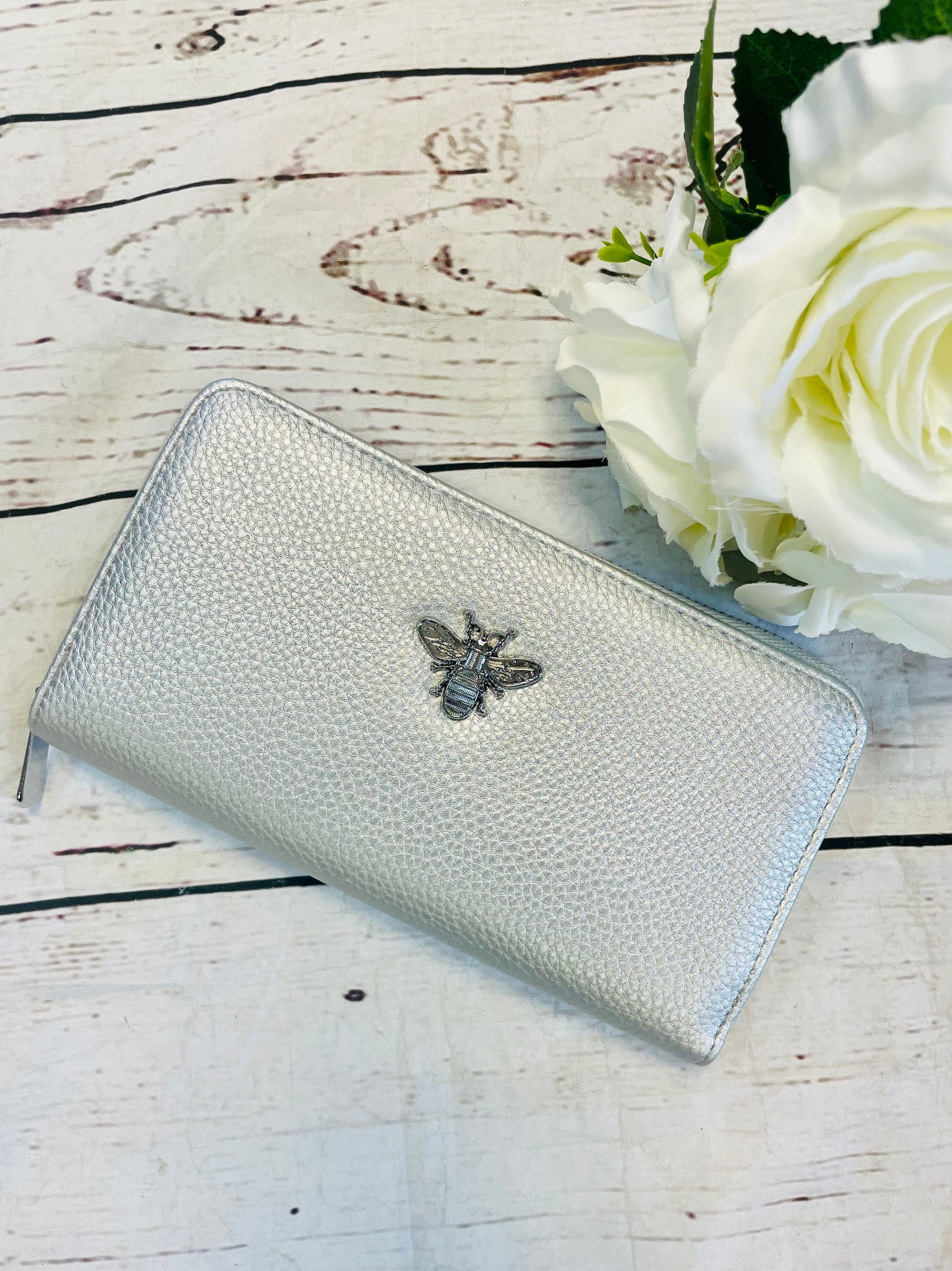 The DAISY purse with silver bee badge