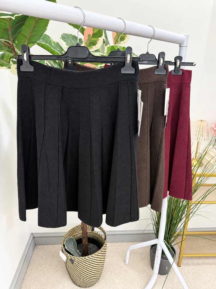Women's knitted pleated mini skirt - black, brown & wine