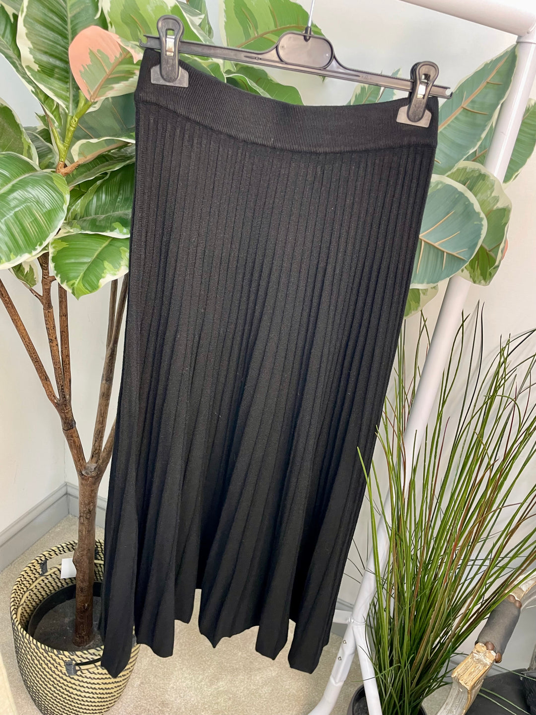 LADIES PLEATED KNITTED SKIRT - BEIGE, BLACK & CHOCOLATE BROWN