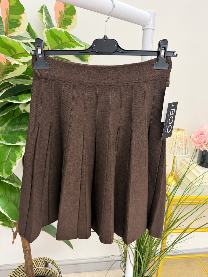 Women's knitted pleated mini skirt - black, brown & wine