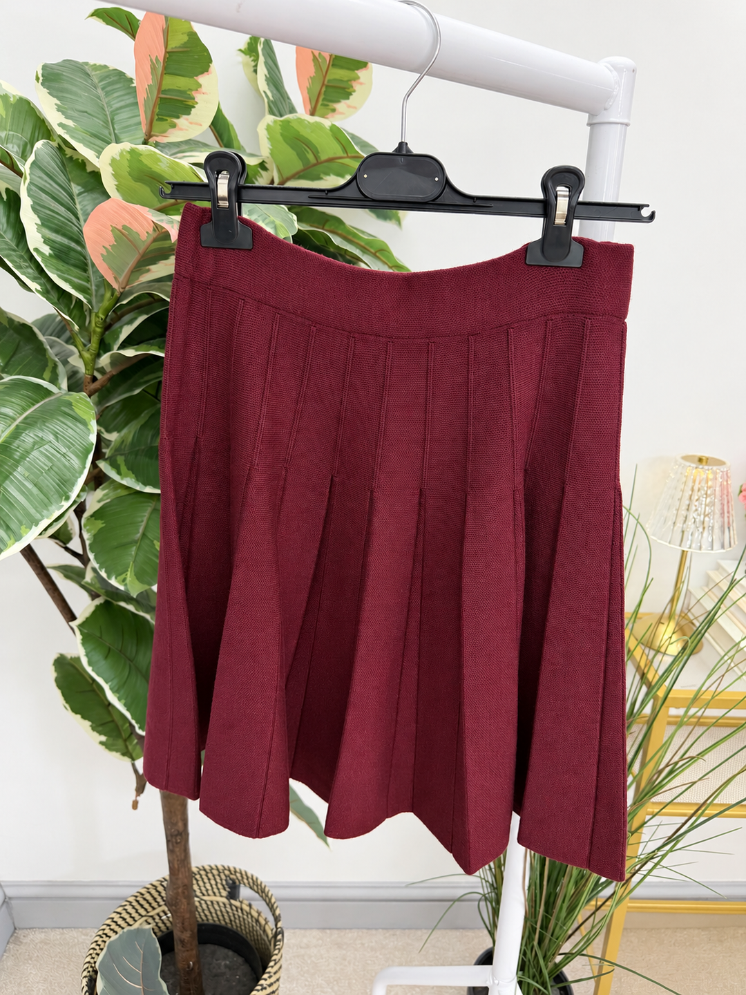 Women's knitted pleated mini skirt - black, brown & wine
