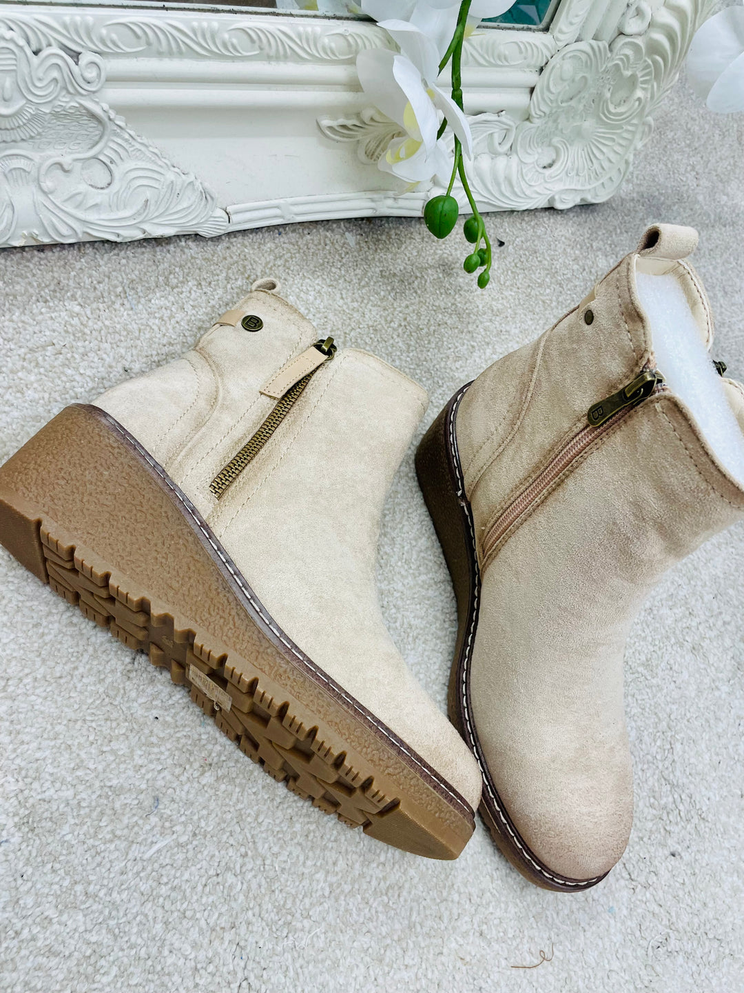 LIGHT BEIGE MID WEDGE HEEL BOOTS ( 1986 ) sizes 3 to 8