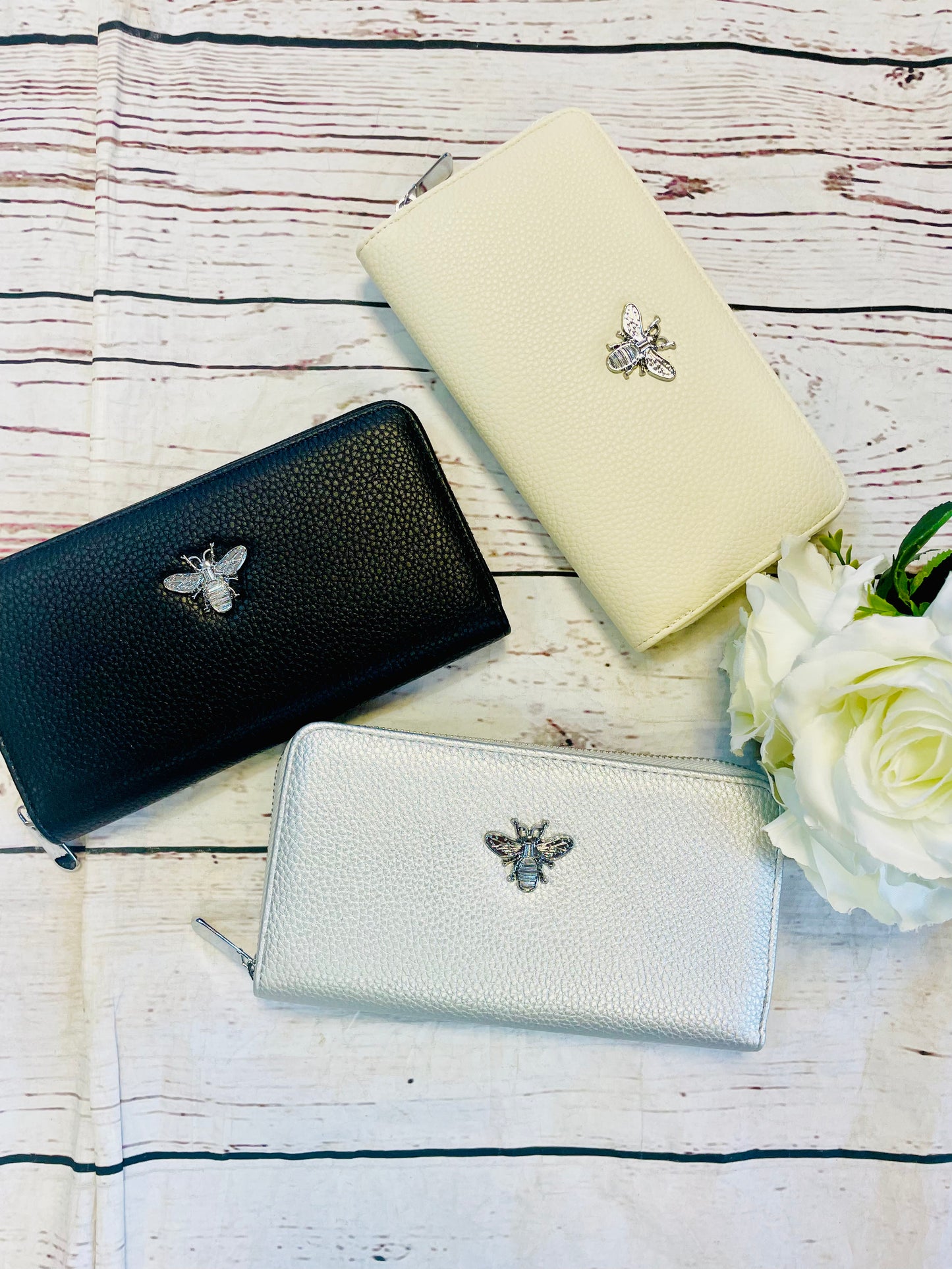 The DAISY purse with silver bee badge