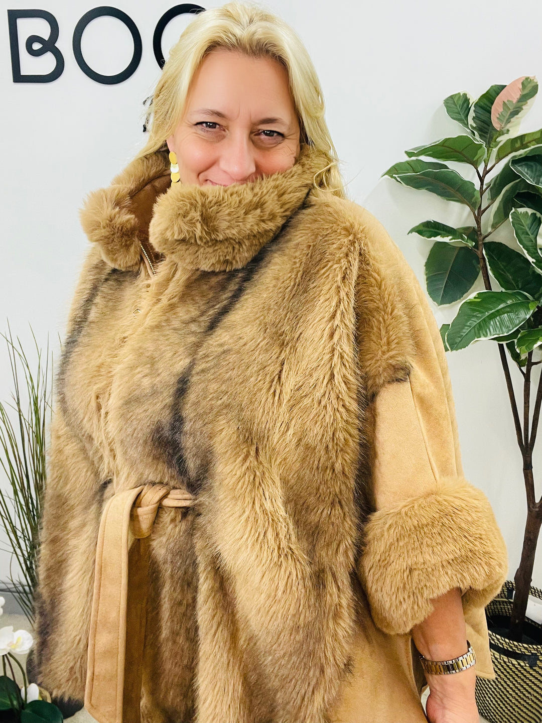 The MITZY faux fur cape - 3 colours!